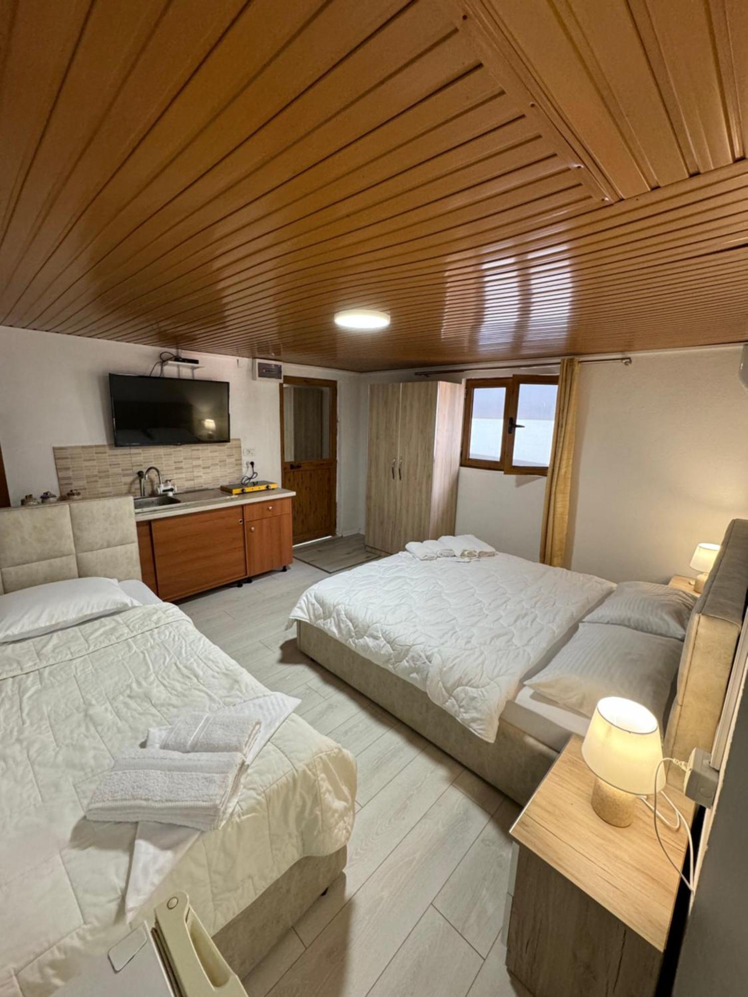 Lake Bliss Cabins Shkodër Esterno foto